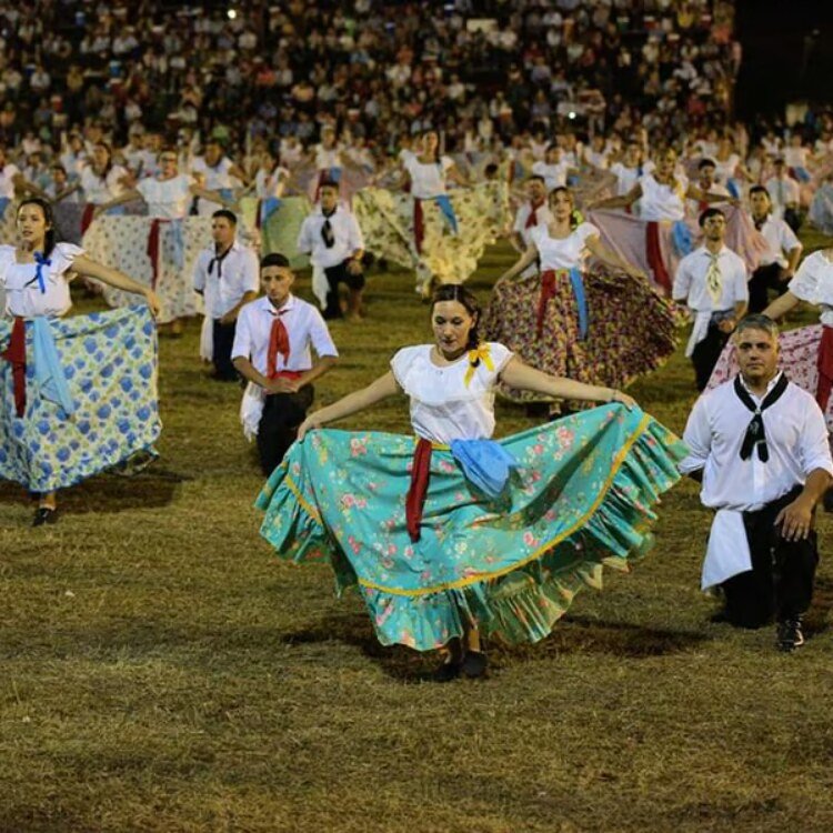 Presentación de danzas latinoamericanas