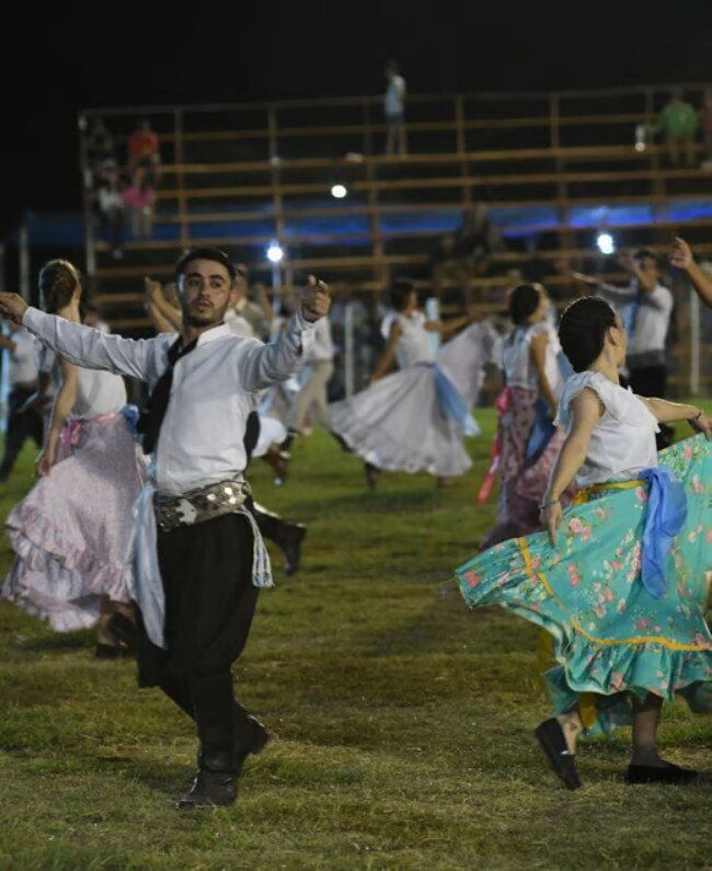 Pareja bailando danzas folclóricas en un festival de Diamante Baila