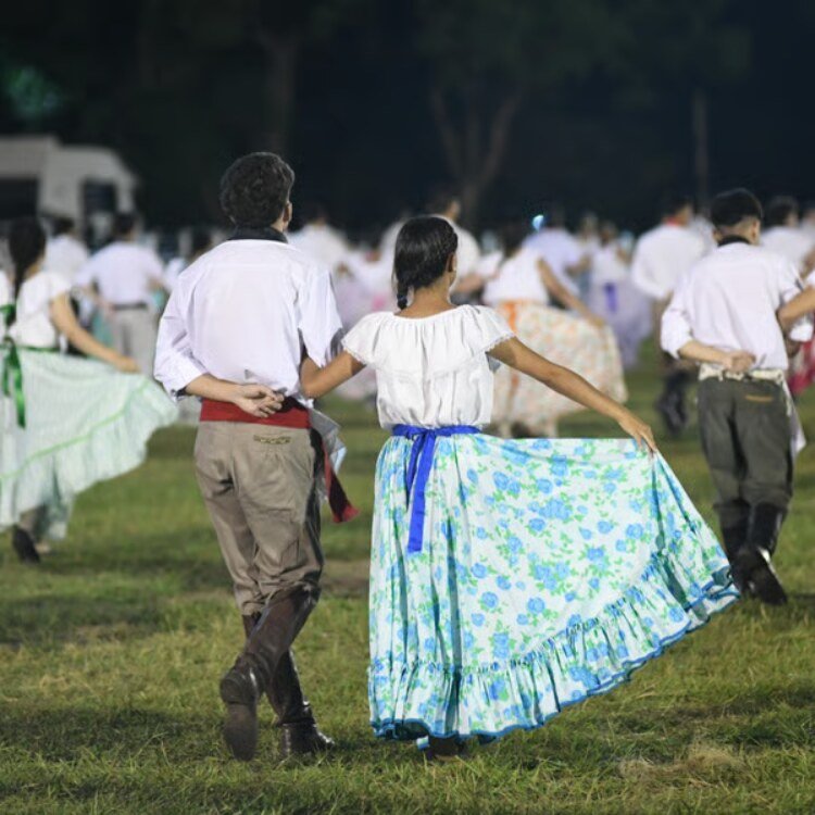 Cuadro de baile folclórico de Diamante Baila en el escenario